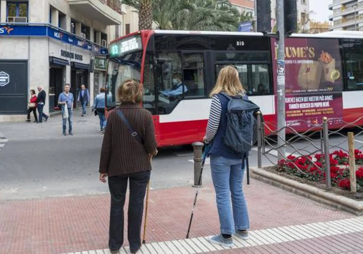 Autobús urbano bajando de Luceros por Federico Soto.