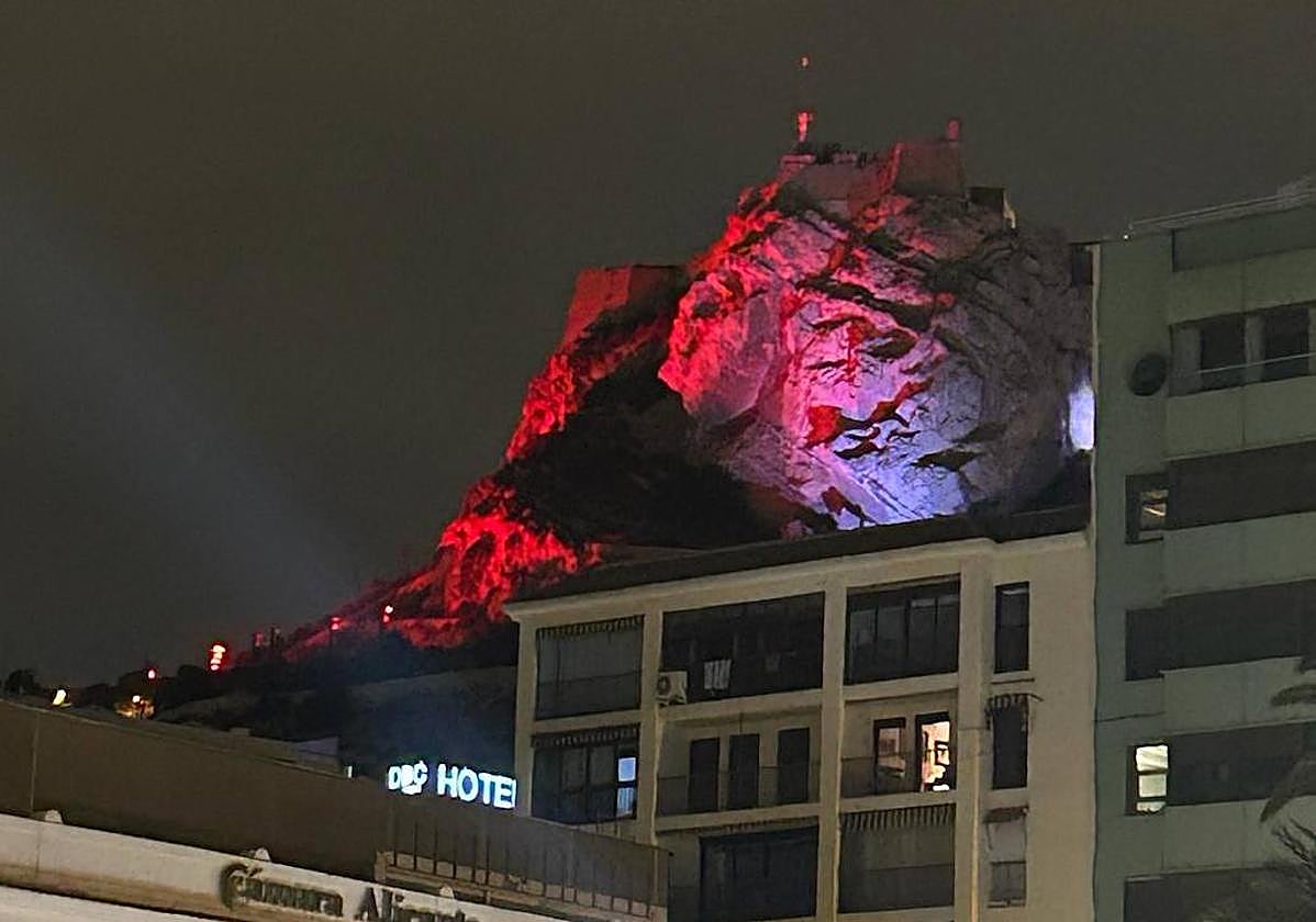 El castillo iluminado de rojo en una imagen de archivo.
