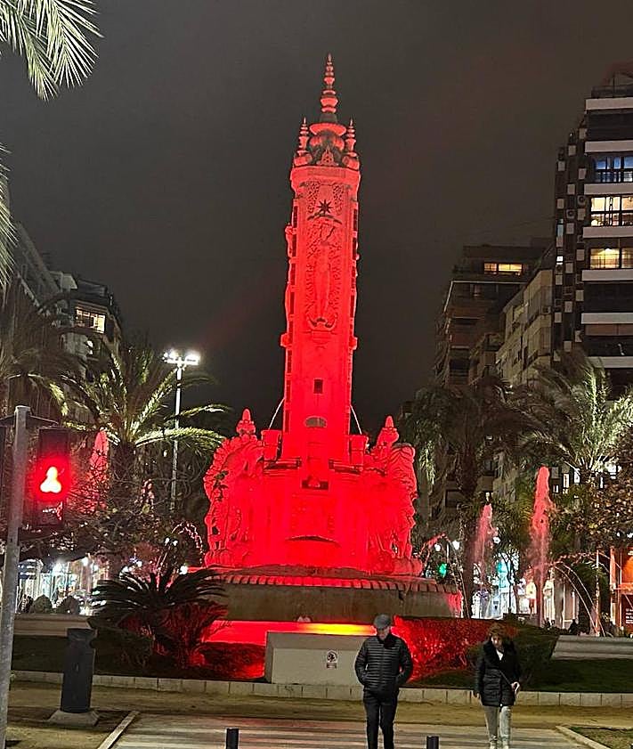 Imagen secundaria 2 - El Castillo de Santa Bárbara se tiñe de rojo por el &#039;cumple&#039; de Felipe VI