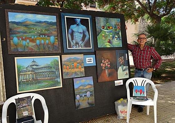 El pintor Javier Sarrió en Sant Joan d'Alacant durante los 'Diumenges d'Art'.