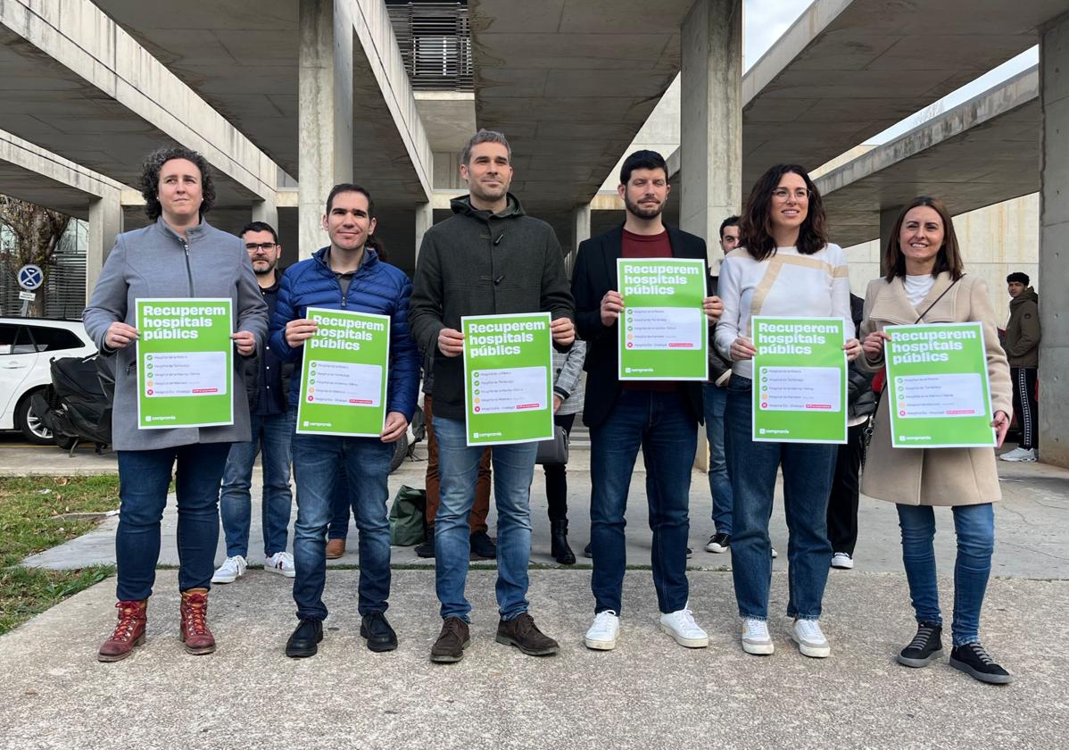 Integrantes de Compromís reunidos a las puertas del Hospital de Dénia este miércoles.