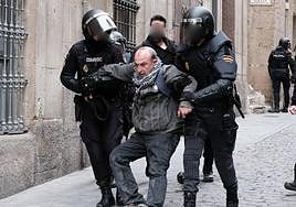 El edil Manolo Copé siendo arrastrado por los agentes de policía