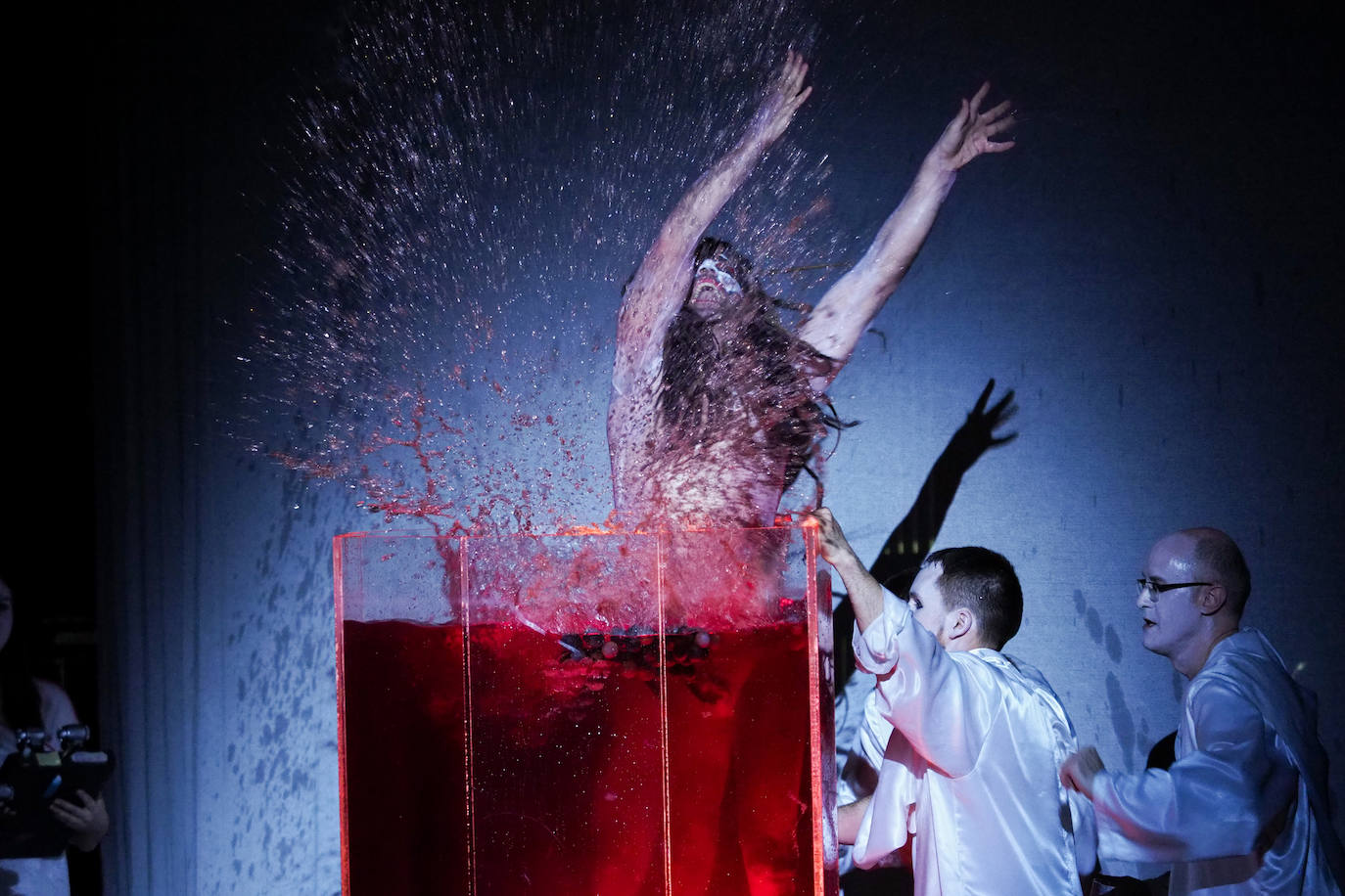 Imagen principal - La Fura del Baus prorroga su &#039;Carmina Burana&#039; en el Teatro Principal de Alicante