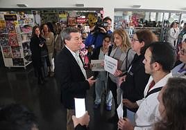 Algunos sanitarios han recibido al conseller con lemas reivindicatvos este jueves.