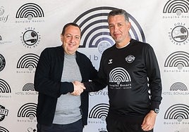 El presidente del Intercity Salva Martí estrecha la mano de Sandroni.