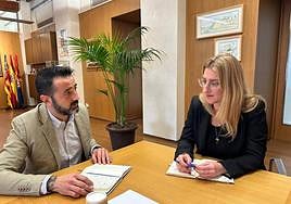 El concejal de Promoción Económica de Elche con la edil de Empleo alicantina.
