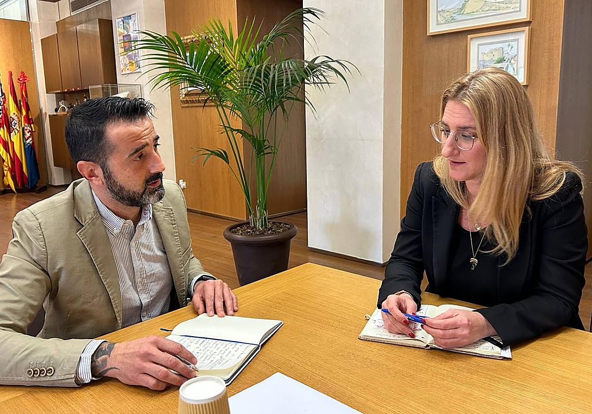 El concejal de Promoción Económica de Elche con la edil de Empleo alicantina.