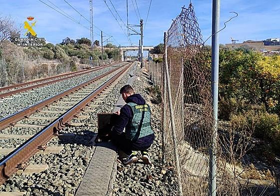 Un guardia civil, en las instalaciones del Tram investigando el robo de cobre.