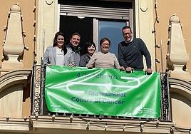 Pancarta por el Día Mundial Contra el Cáncer colgada en la fachada del Ayuntamiento de Elda.