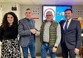 Juan de Dios Bermúdez da el relevo a José Pascual Saura, en presencia de la concejal de Fiestas, Cristina Cutanda, y el alcalde de Alicante, Luis Barcala.