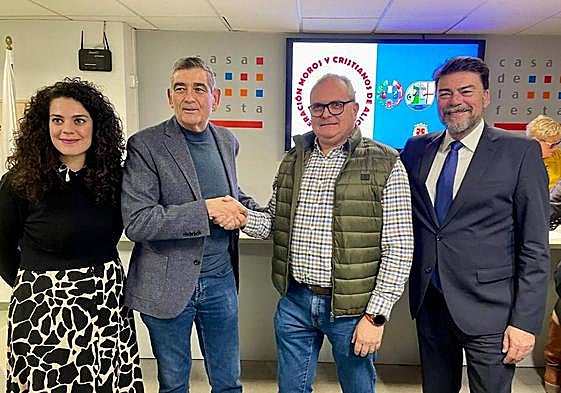 Juan de Dios Bermúdez da el relevo a José Pascual Saura, en presencia de la concejal de Fiestas, Cristina Cutanda, y el alcalde de Alicante, Luis Barcala.