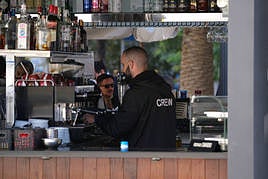 Imagen de un camarero trabajando en un restaurante de Alicante.
