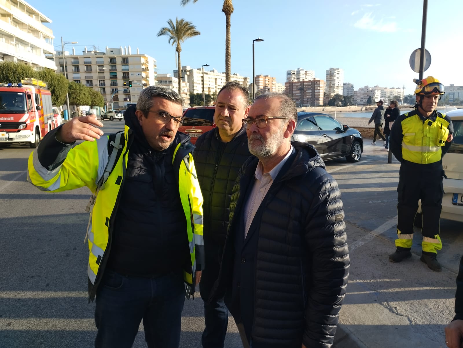 El alcalde de El Campello, Juanjo Berenguer, en el lugar del siniestro.