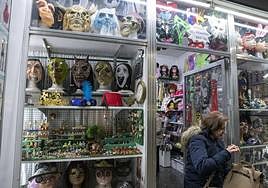 Escaparate de Mundifiesta, días antes de celebrar el Carnaval en Alicante.
