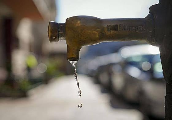 Detalle de un hilo de agua cayendo de una fuente.
