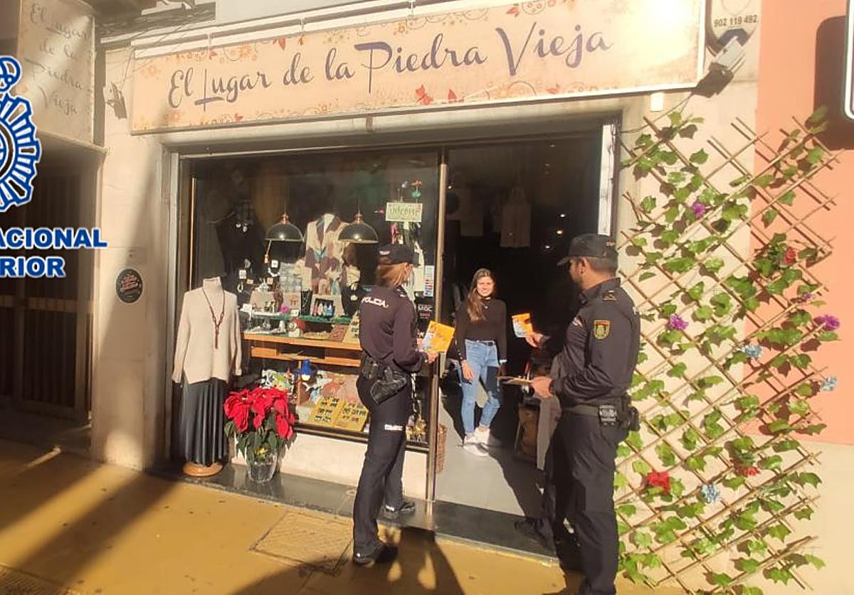 Agentes de Policía Nacional en la calle San Francisco.