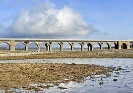 La falta de lluvia y nieve mantiene las reservas del pantano del Ebro al mínimo.