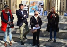 El alcalde, Luis Barcala, con la concejal de Participación Ciuddana, Cristina García, en el acto de homenaje a Teresa Mas.