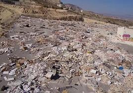 Una de las escombreras ilegales denunciadas por el PSOE.