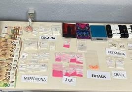 Diferentes tipos de drogas decomisadas por la Policía Nacional.