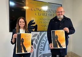 La concejal de Fiestas y el presidente de la Semana Santa ilicitana, con el cartel del concierto de Cuarema.
