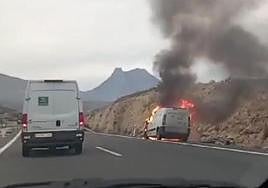 Vehículo incendiado y retenciones en la AP-7 a la altura de La Vila Joiosa.