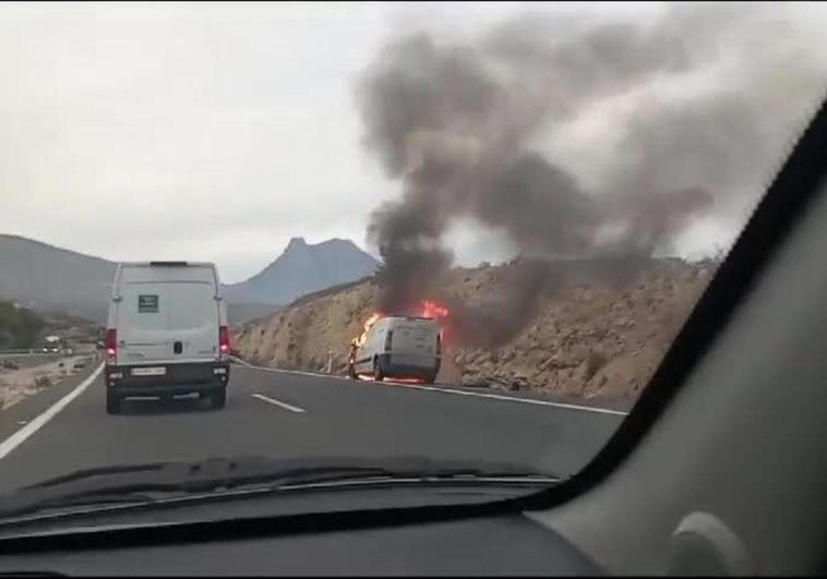 Vehículo incendiado y retenciones en la AP-7 a la altura de La Vila Joiosa.