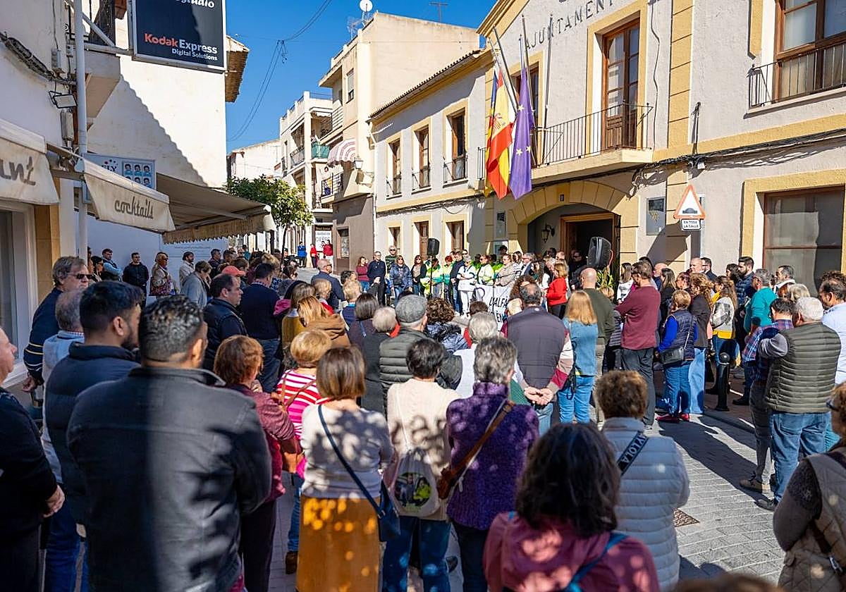 Minuto de silencio y manifiesto en l'Alfàs.