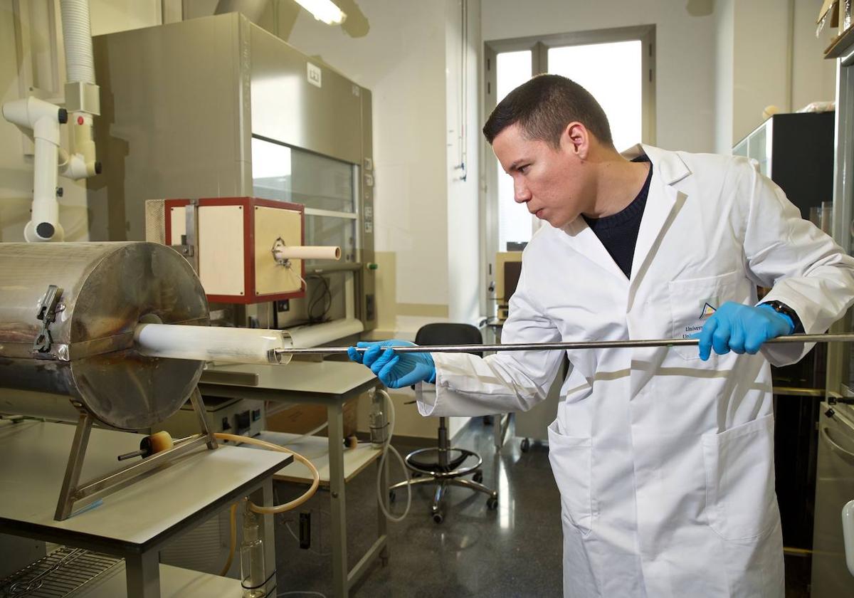 Investigador haciendo pruebas de la nueva tecnología.