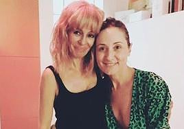 María Bas y Nathalie Poza en el centro de estética Fina de Ondara.