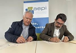 El alcalde de San Vicente, Pachi Pascual, y el presidente de la AEPI, Juan Francisco Gran, rubrican el acuerdo.