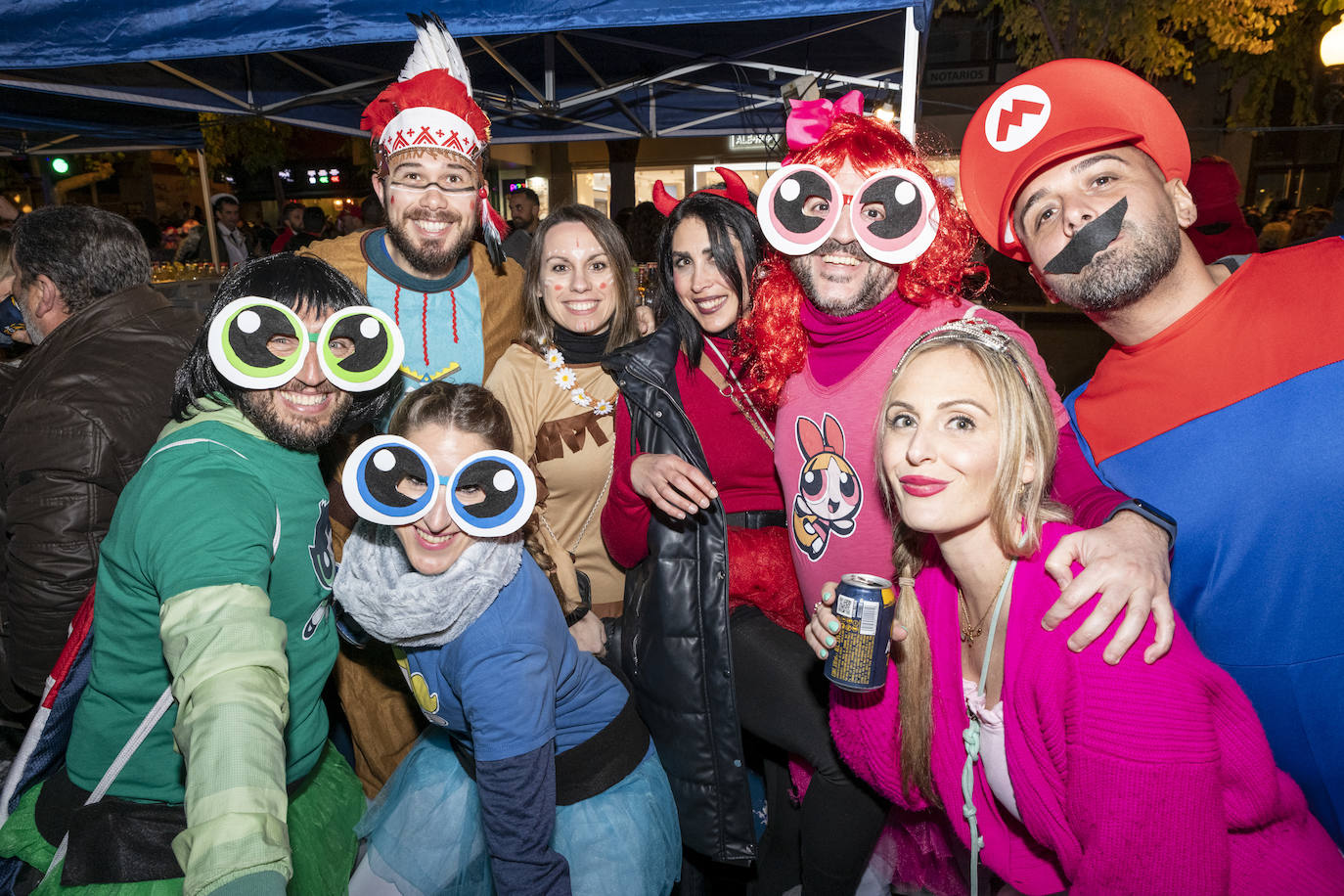 Grupo de jóvenes disfrazados