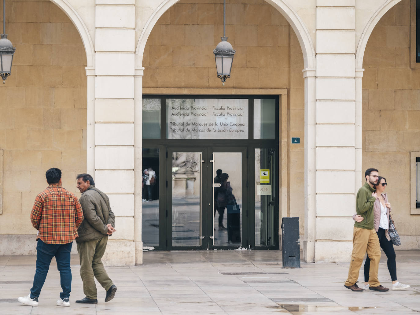 Entrada de la Audiencia Provincial de Alicante.