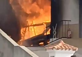 Imagen del incendio en una vivienda en Aspe.