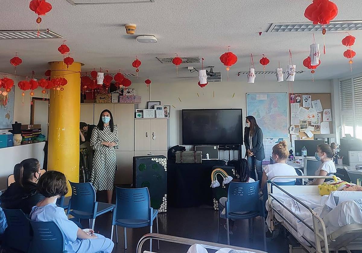 La concejala Nayma Beldjilali en el Hospital.