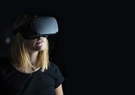 Una mujer en el metaverso a través de gafas de realidad virtual.