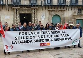 Concentración de los músicos en el Ayuntamiento de Alicante.