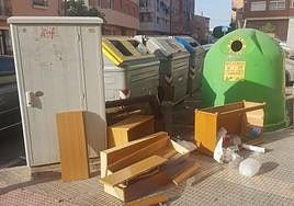 Basura fuera de los contenedores.