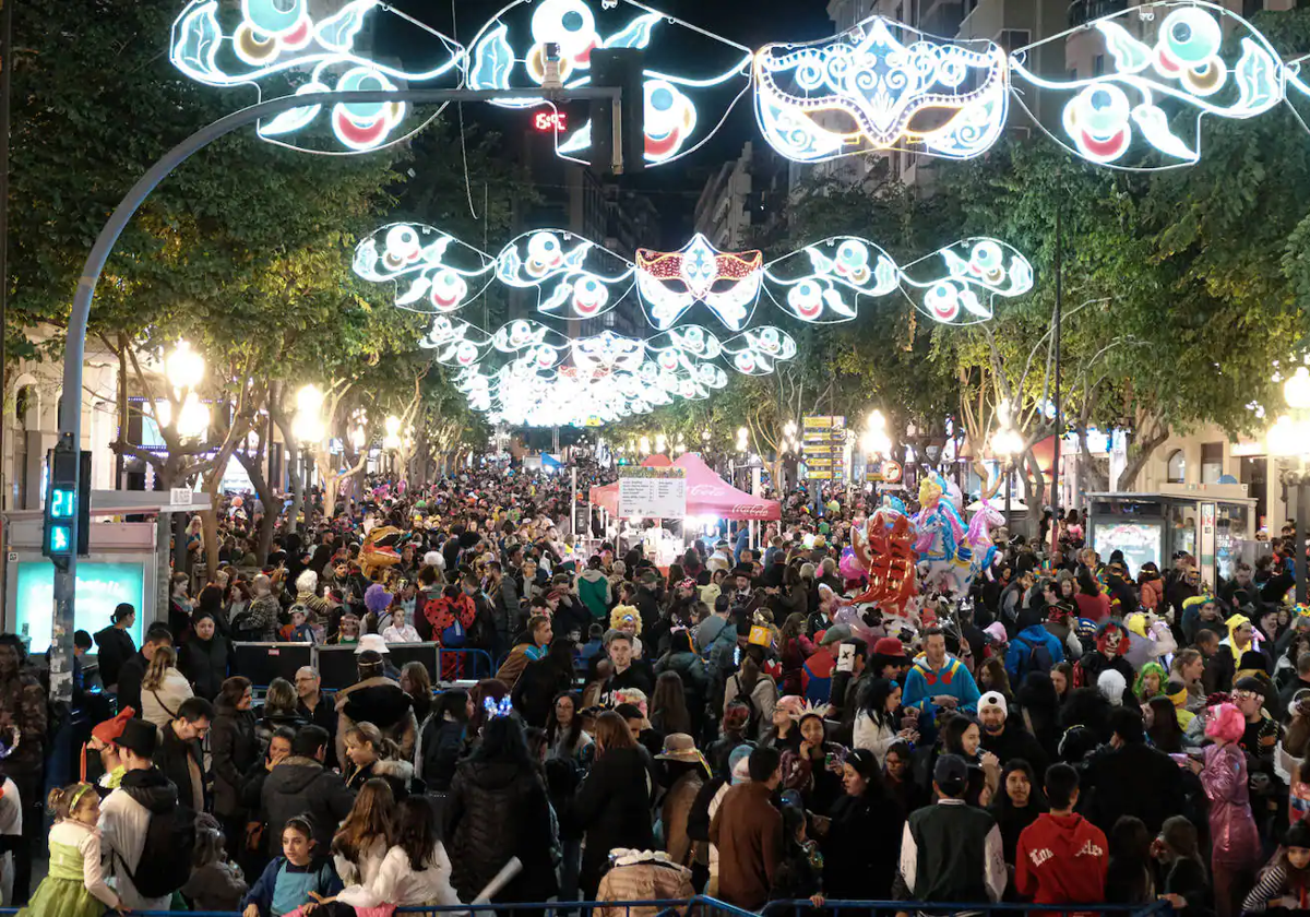 Miles de personas llenan la Rambla para disfrutar del Carnaval.