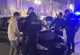 Agentes de la Policía Nacional registran a dos jóvenes frente al Mercado Central.