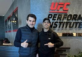 El preparador físico de Ilia Topuria, el alicantino Aldo Martínez, con Iker Casillas en el 'stage' del luchador en Las Vegas.