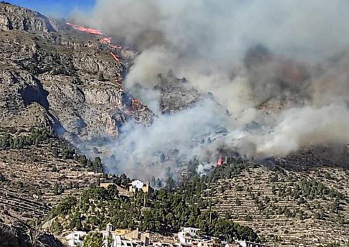 Imagen secundaria 1 - Imágenes del fuego en Sella.