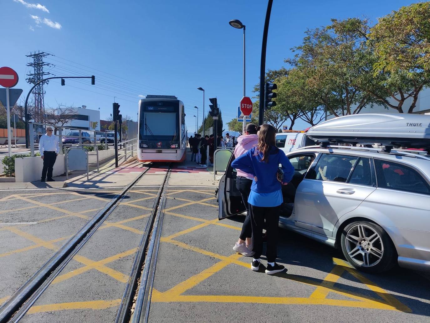 Imagen secundaria 2 - Otro accidente en la línea 9 del TRAM: Un coche se empotra contra un tren en Dénia