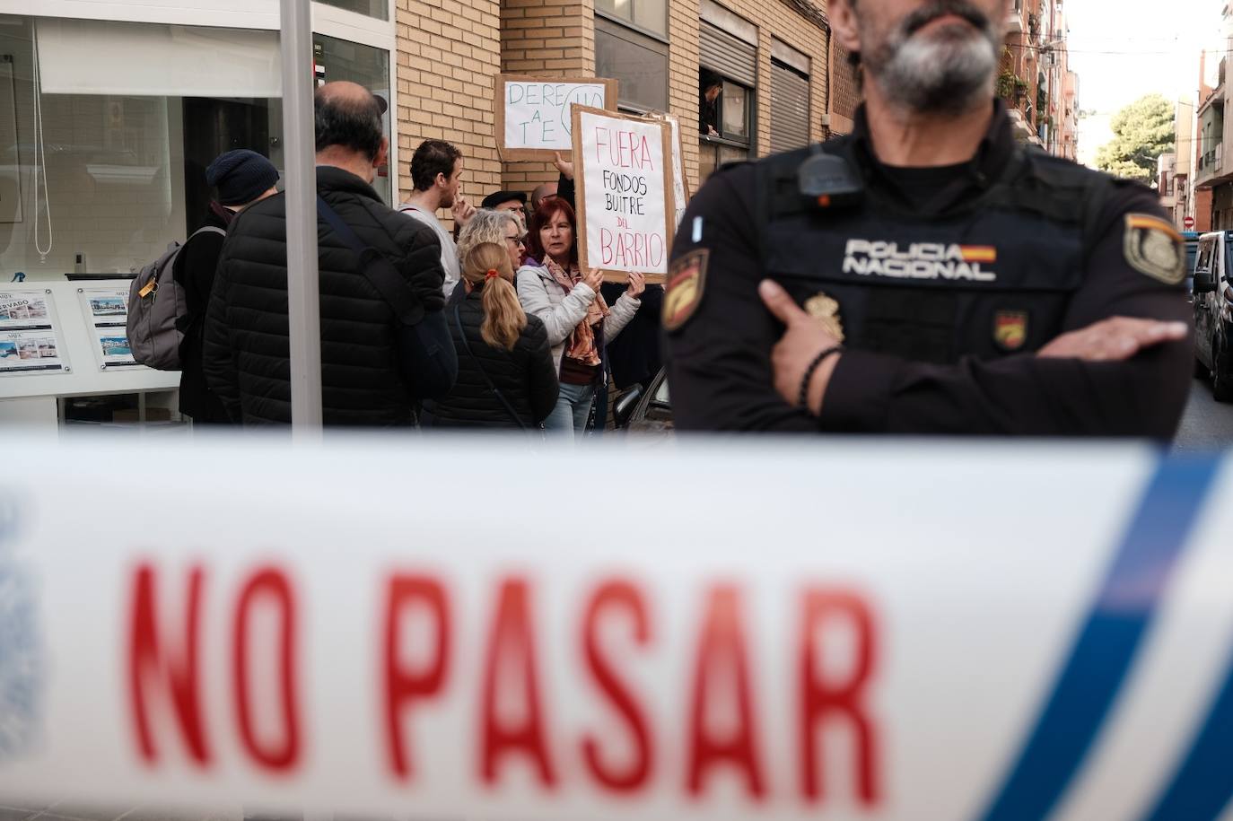 La paralización de un desahucio en Alicante en imágenes