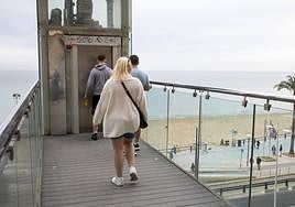 Vista de la playa del Postiguet con el cielo nublado.