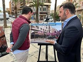 El alcalde de Elche (derecha) visita la calle objeto de la actuación.