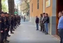 La Policía Nacional rinde honores a sus compañeros de la Guardia Civil de Alicante.