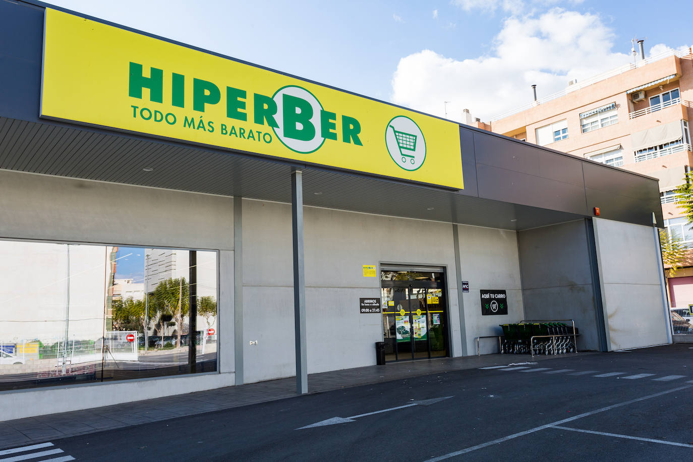Entrada de uno de los supermercados de Hiperber.