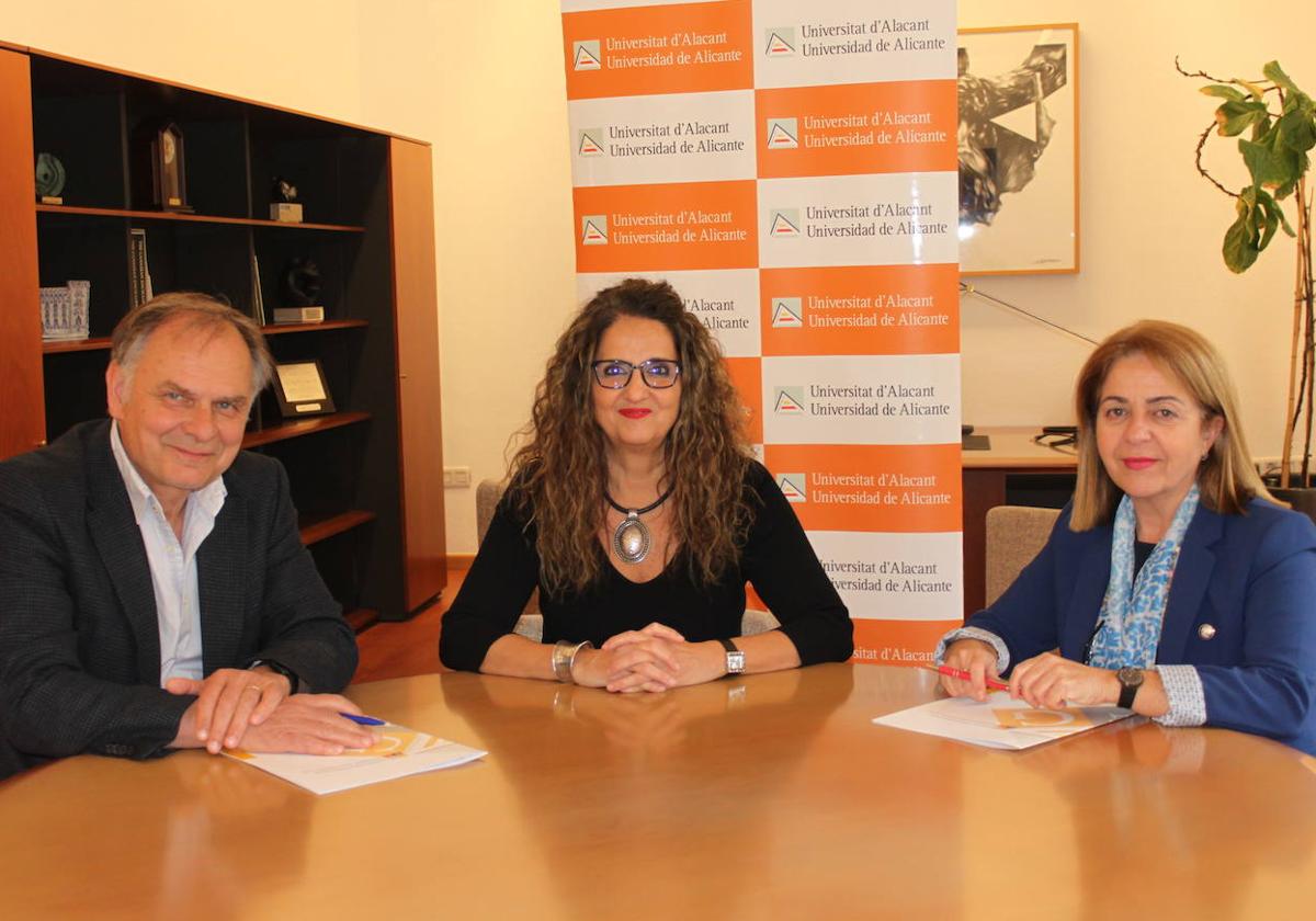 Korp, Iliescu y Gomis durante la firma del convenio.