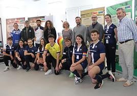 Representantes de la UA y la Fundación Lucentum junto a deportistas de la institución académica.